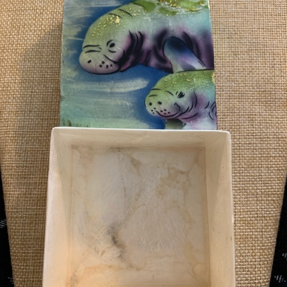Kuala Crafts Capuzzo shell manatee trinket box - Picture 7 of 8